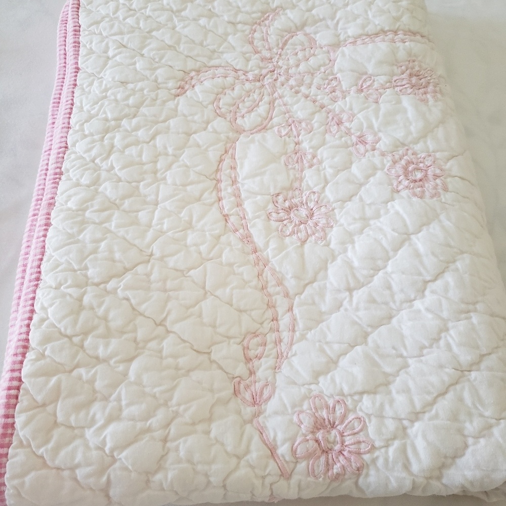 NWOT Creme/Pink Quilt 35 in w × 49 in l